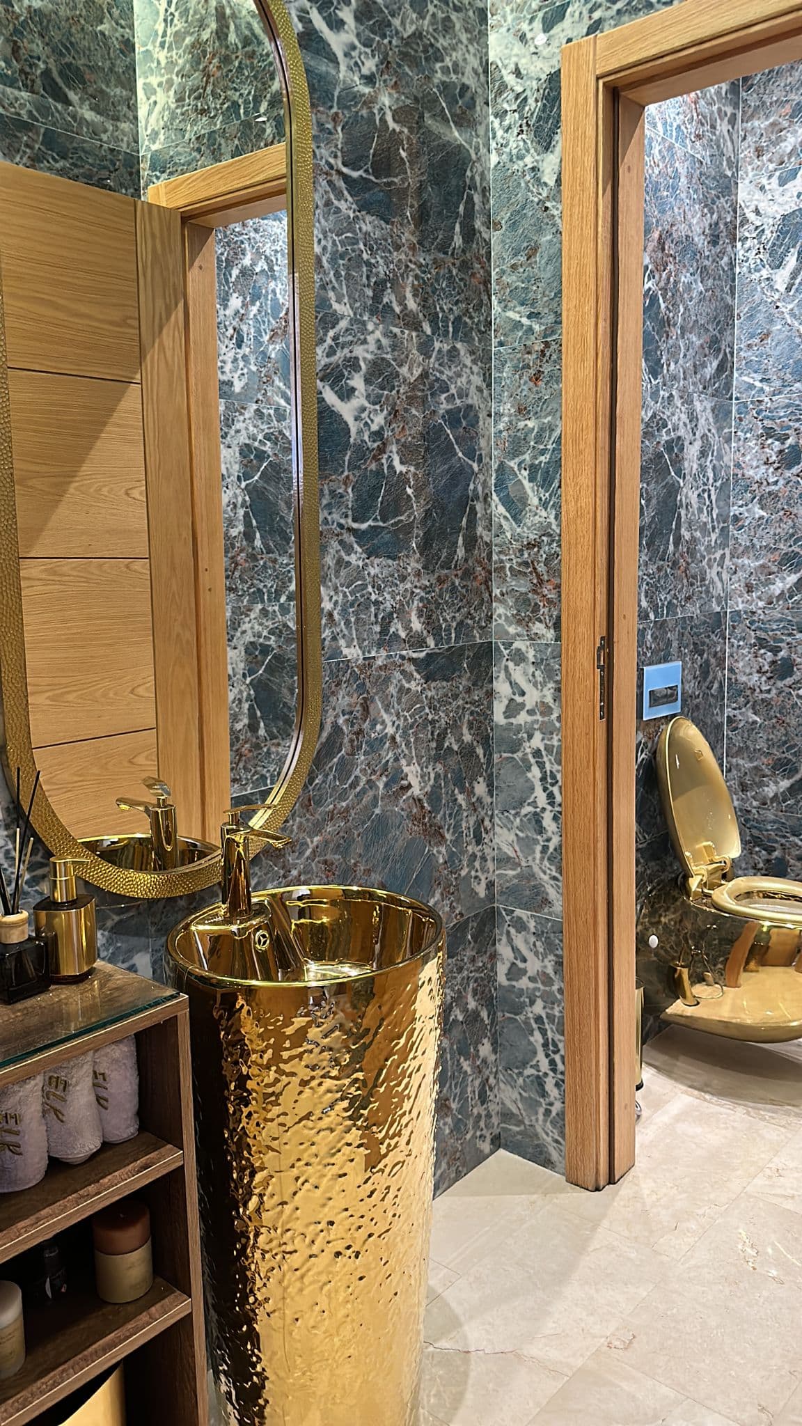 Salle de bain en marbre et laiton