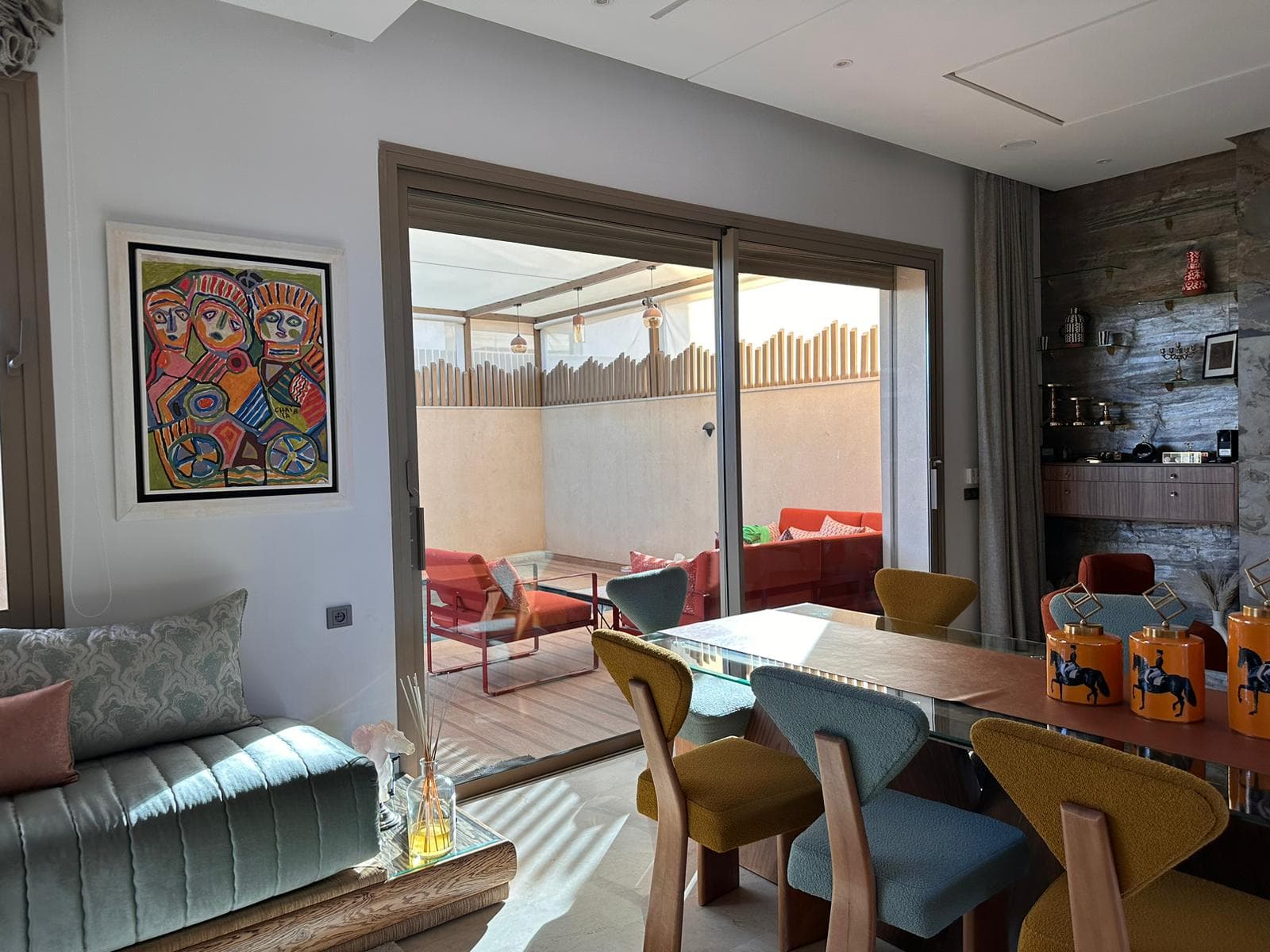 Salle à manger ouverte sur la terrasse