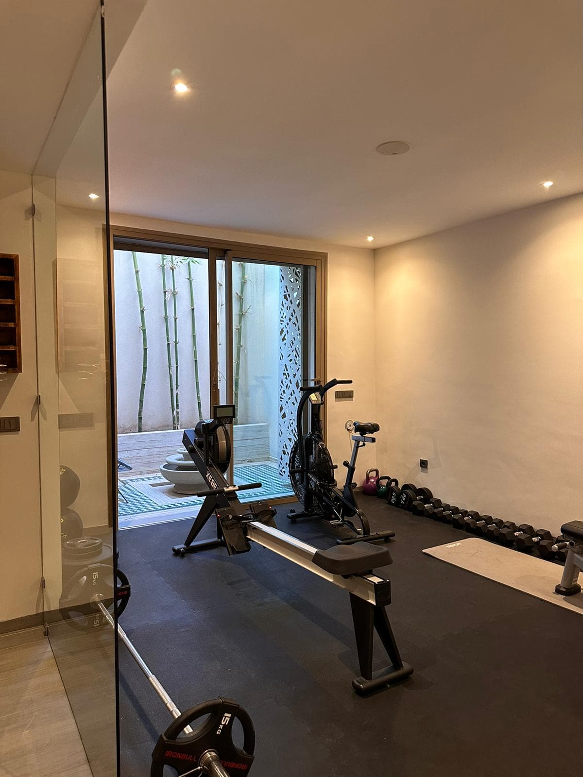 Salle de sport ouverte sur le patio de bambous