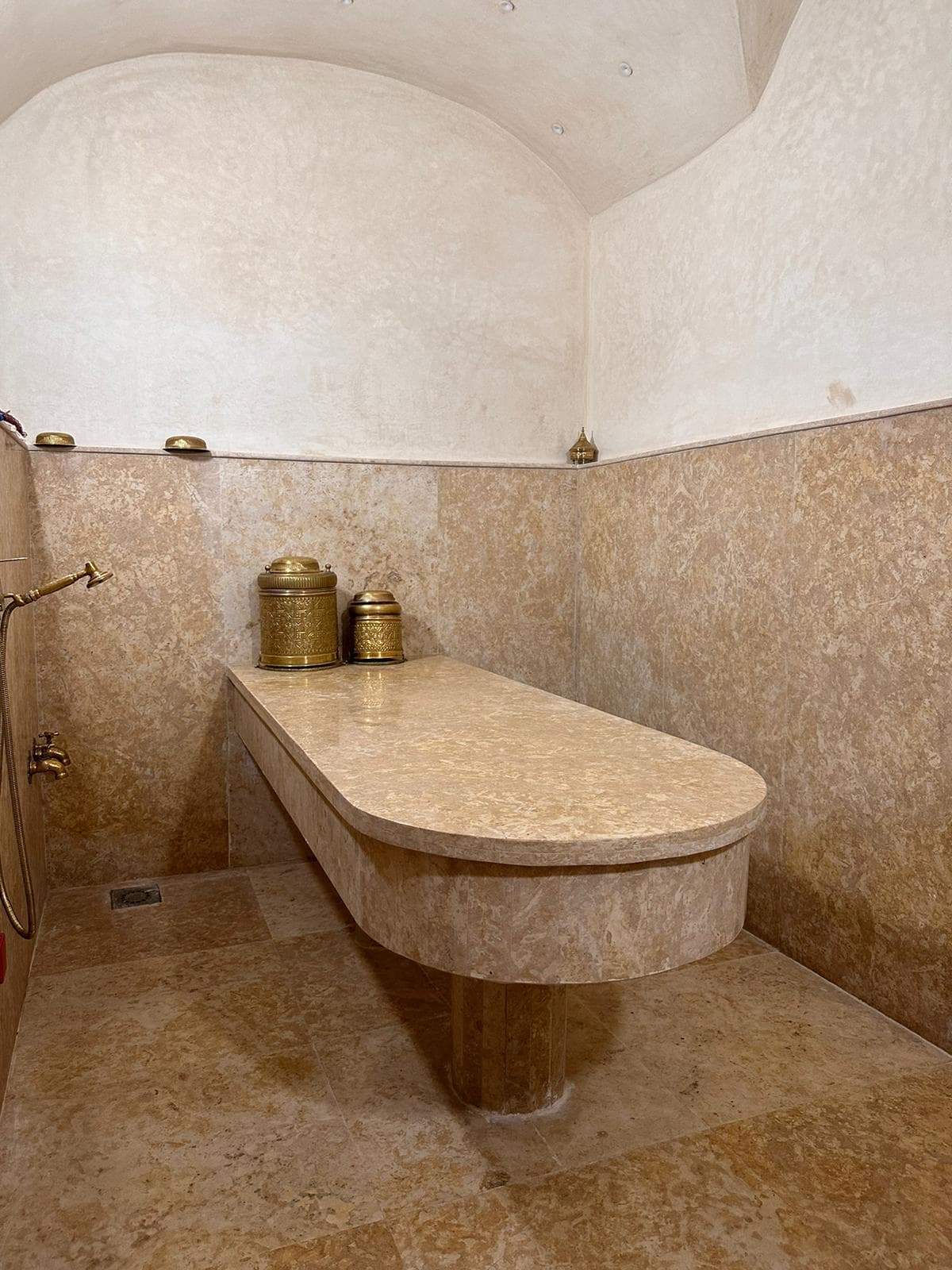 Hammam en pierre et laiton