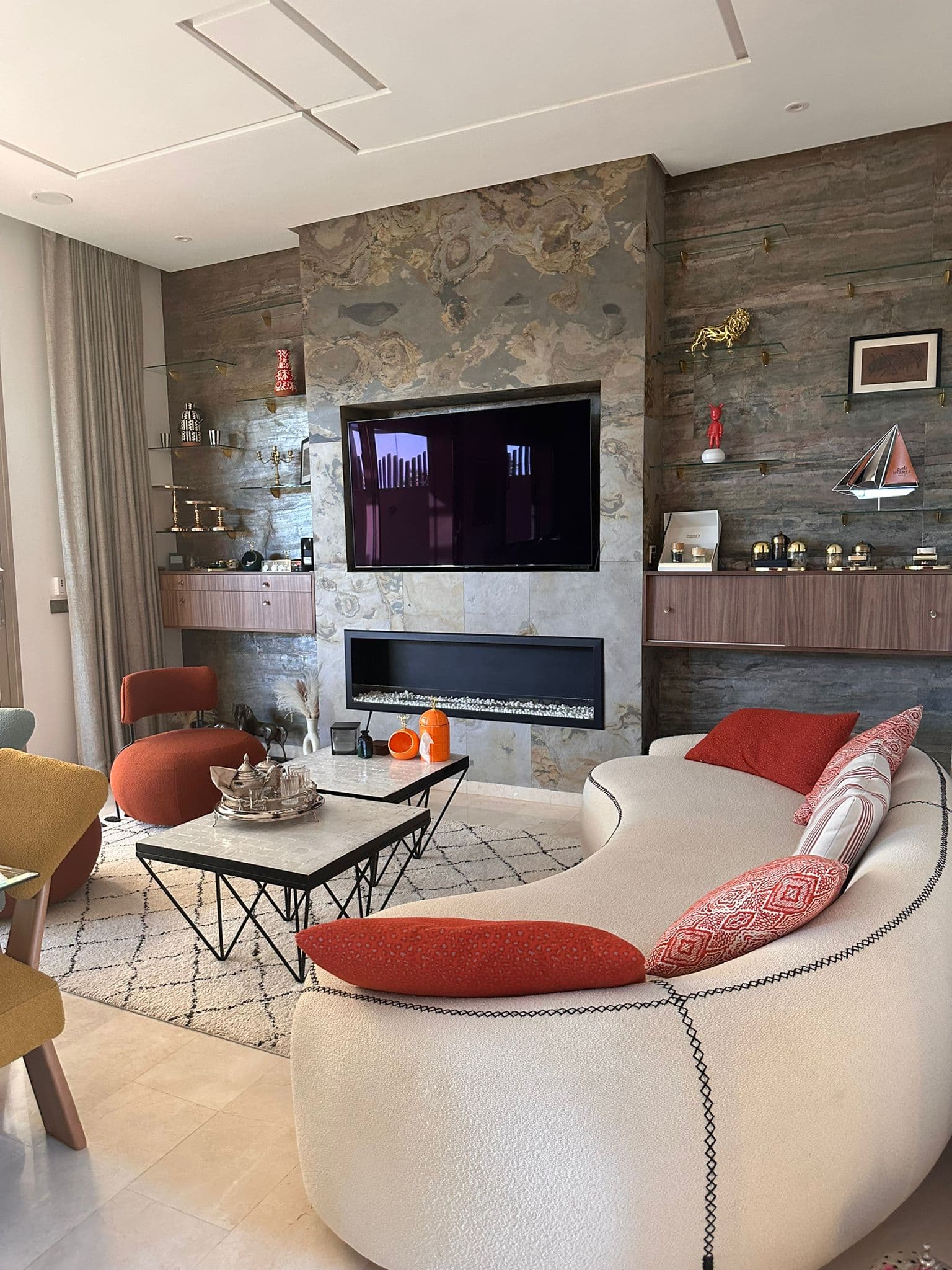 Salon avec mur de pierre et cheminée